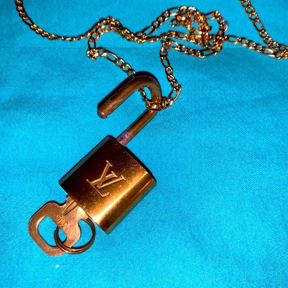 - LV LOCK/KEY W Figaro chain #344 - Picture 2 of 3
